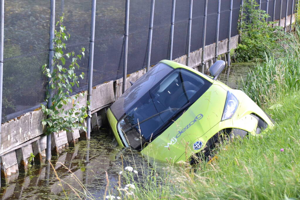 Automobilist raakt van de weg en belandt in sloot