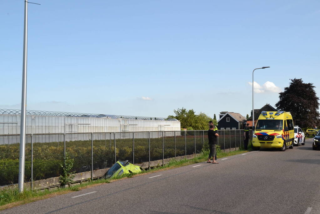 Automobilist raakt van de weg en belandt in sloot