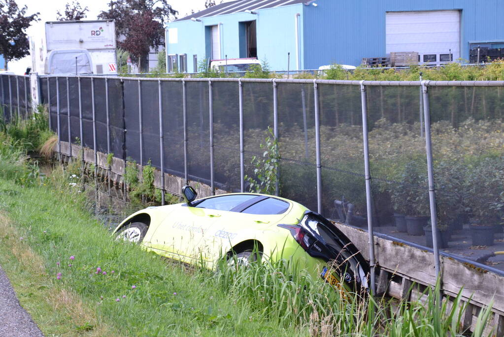 Automobilist raakt van de weg en belandt in sloot