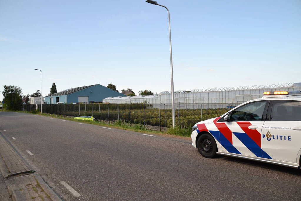 Automobilist raakt van de weg en belandt in sloot