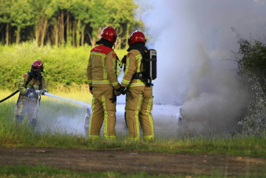 Oldtimer uitgebrand terwijl eigenaar rustig schildert