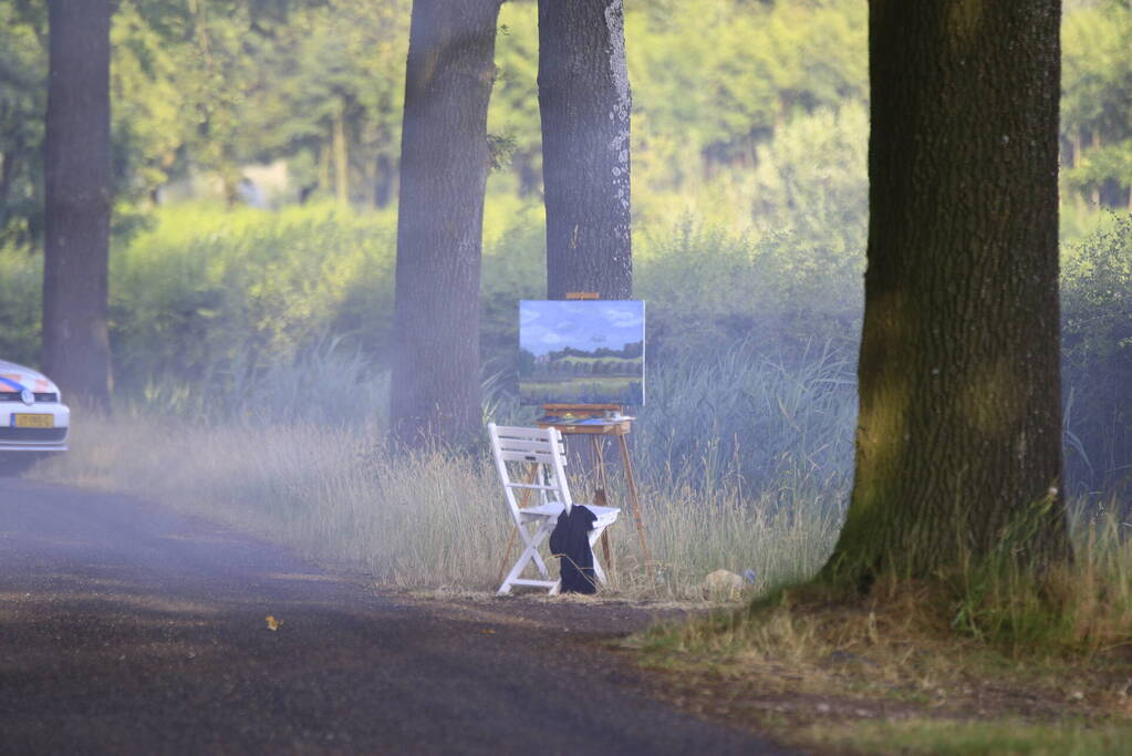 Oldtimer uitgebrand terwijl eigenaar rustig schildert