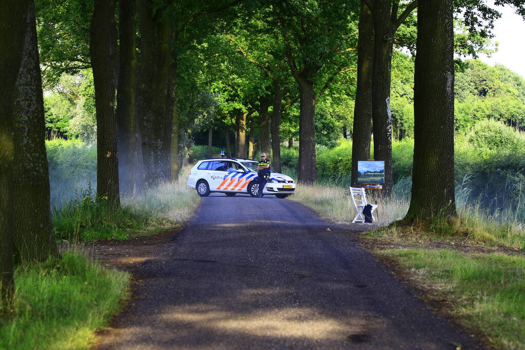 Oldtimer uitgebrand terwijl eigenaar rustig schildert