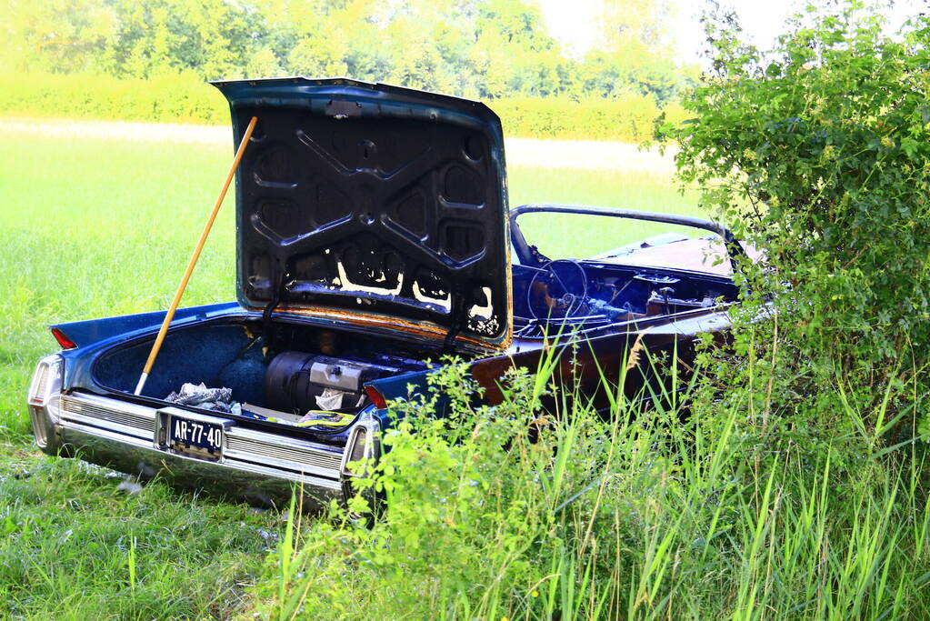 Oldtimer uitgebrand terwijl eigenaar rustig schildert