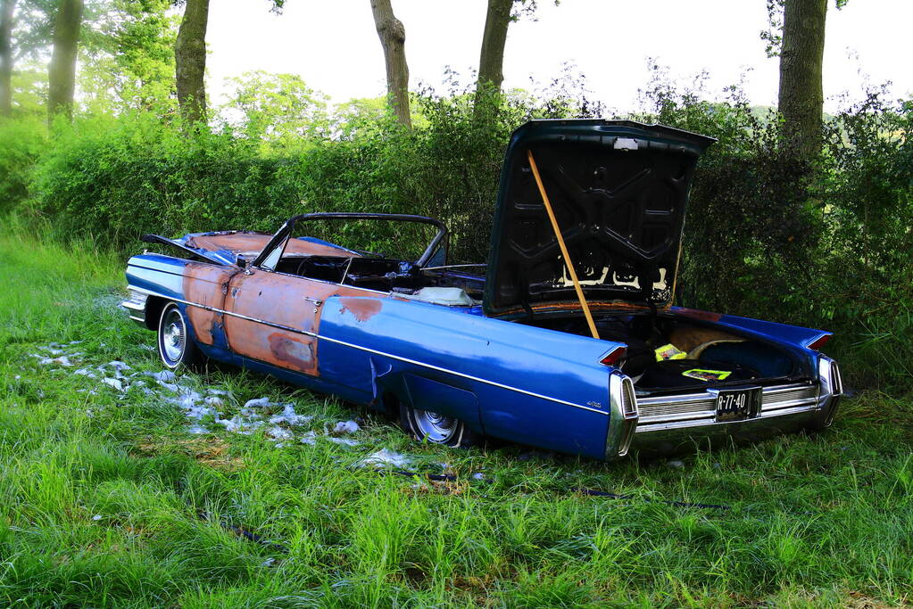 Oldtimer uitgebrand terwijl eigenaar rustig schildert