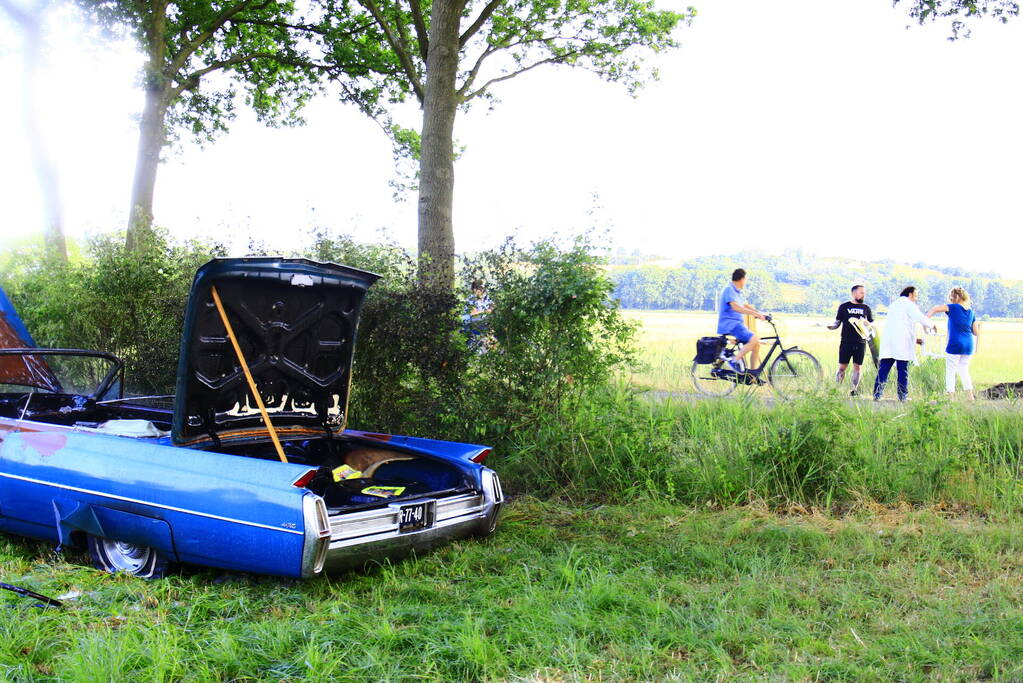 Oldtimer uitgebrand terwijl eigenaar rustig schildert