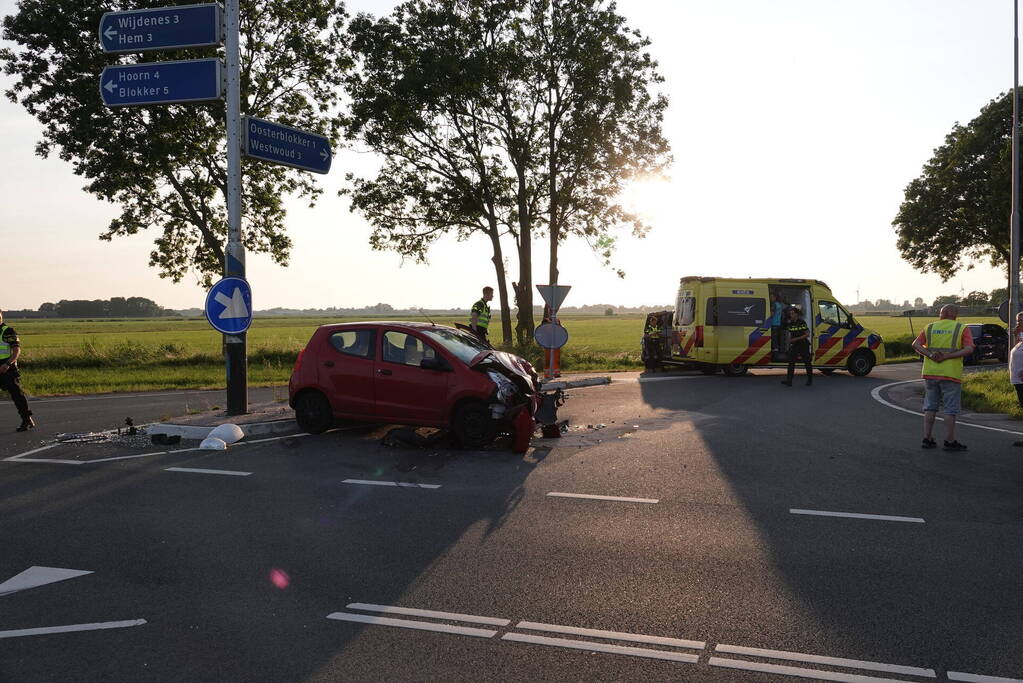 Bestelbus en personenwagen lopen flinke schade op