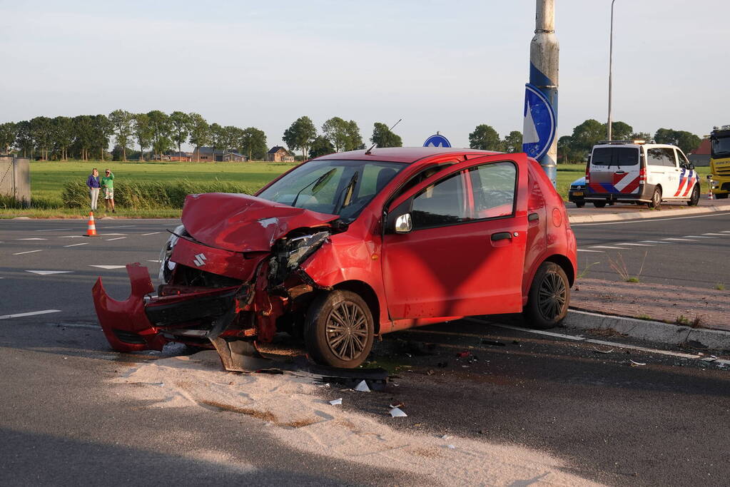 Bestelbus en personenwagen lopen flinke schade op