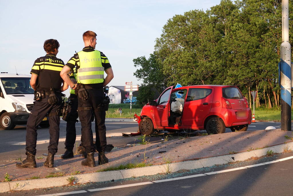 Bestelbus en personenwagen lopen flinke schade op