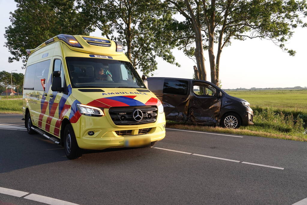 Bestelbus en personenwagen lopen flinke schade op