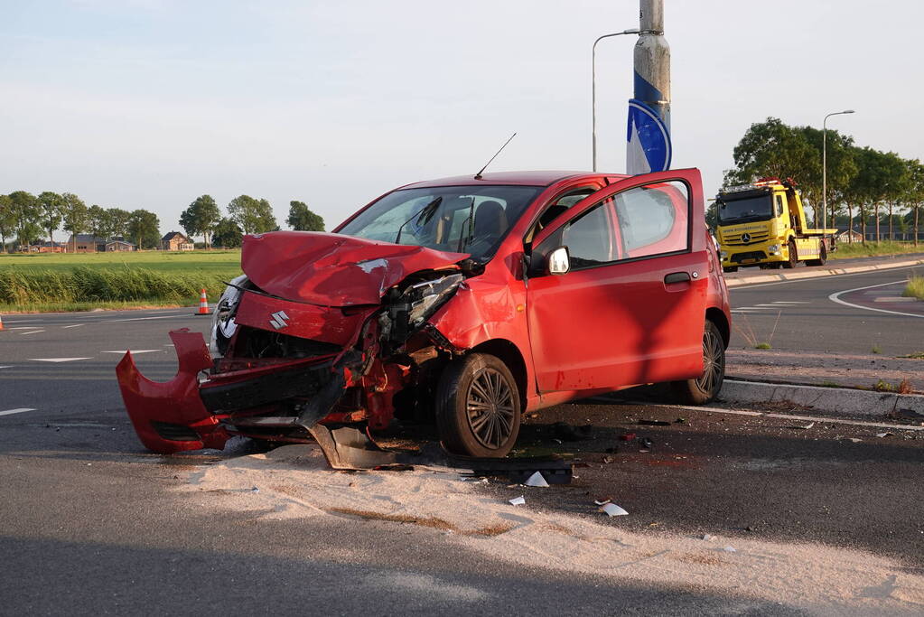 Bestelbus en personenwagen lopen flinke schade op