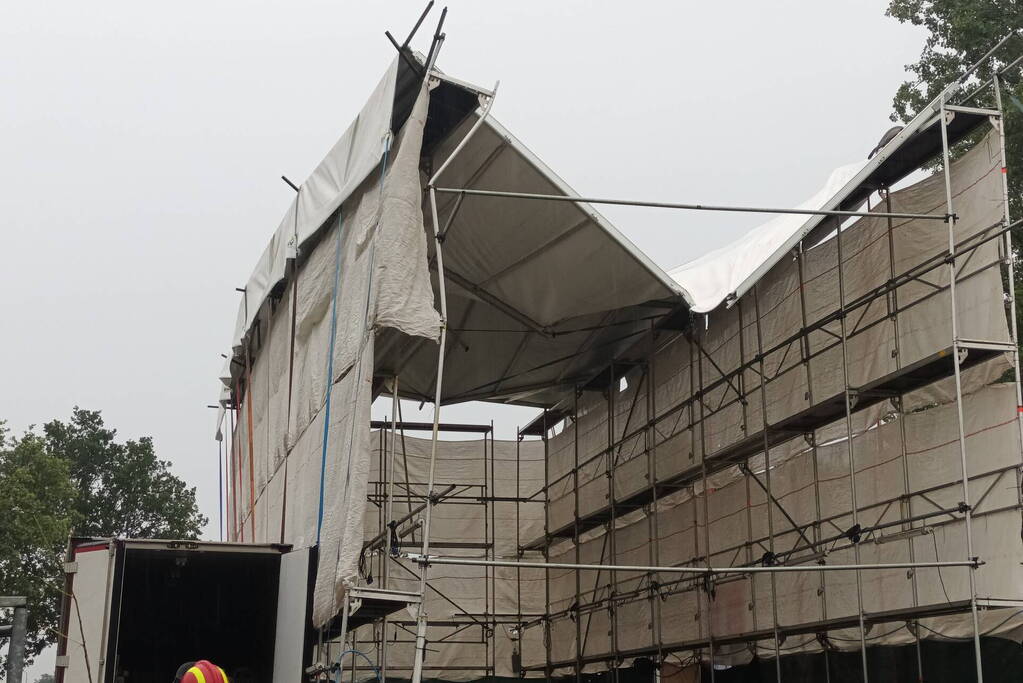 Tenthal voor brabantsedag stort deels in