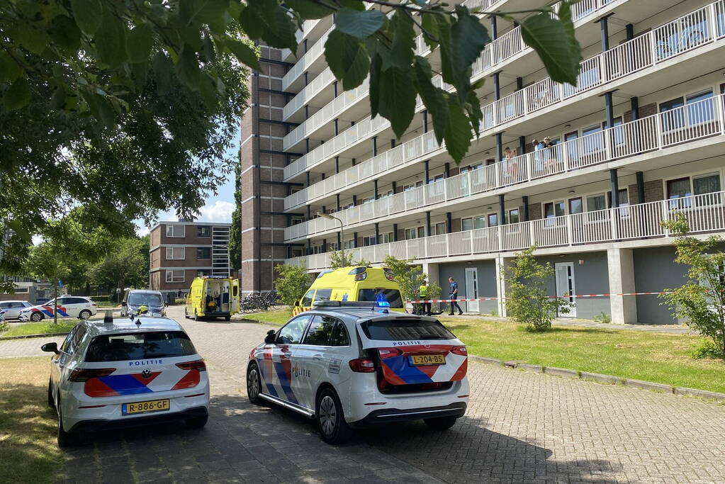 Gewonde persoon op straat overleden