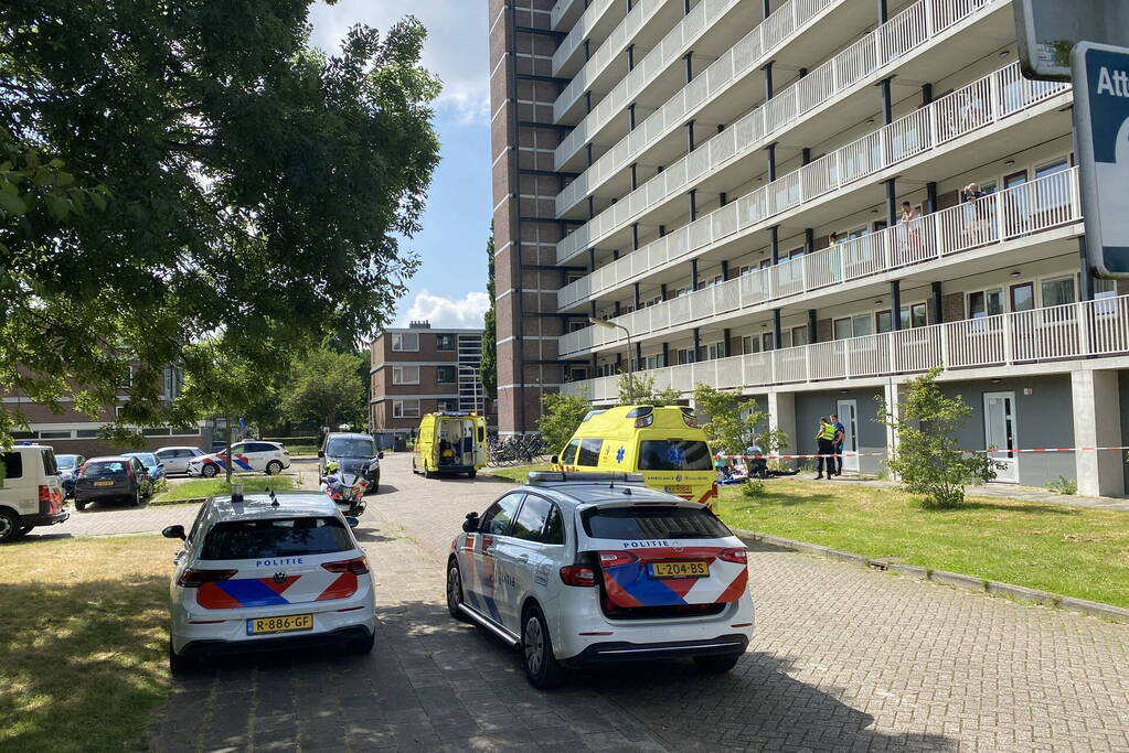 Gewonde persoon op straat overleden