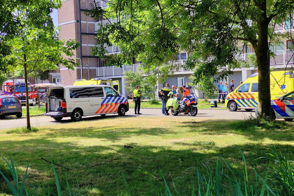 Gewonde persoon op straat overleden