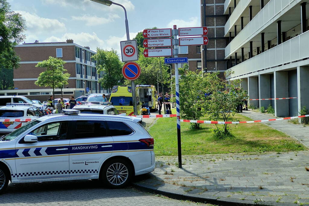 Gewonde persoon op straat overleden