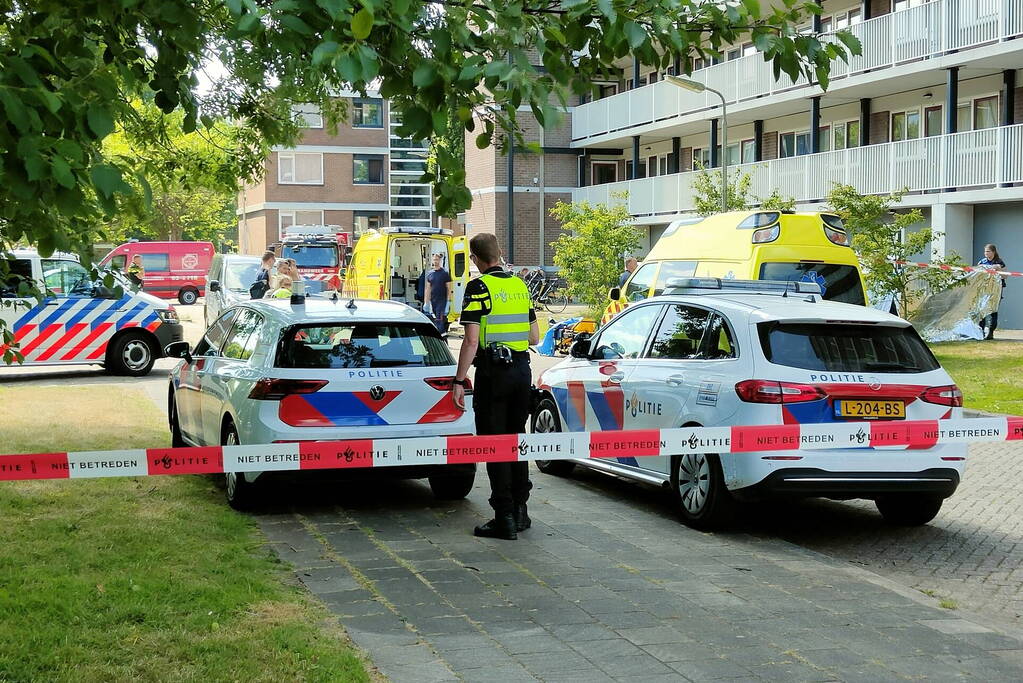 Gewonde persoon op straat overleden