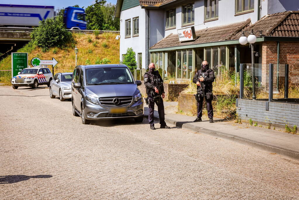 Grote politie-inzet bij coffeeshop 't Klavertje