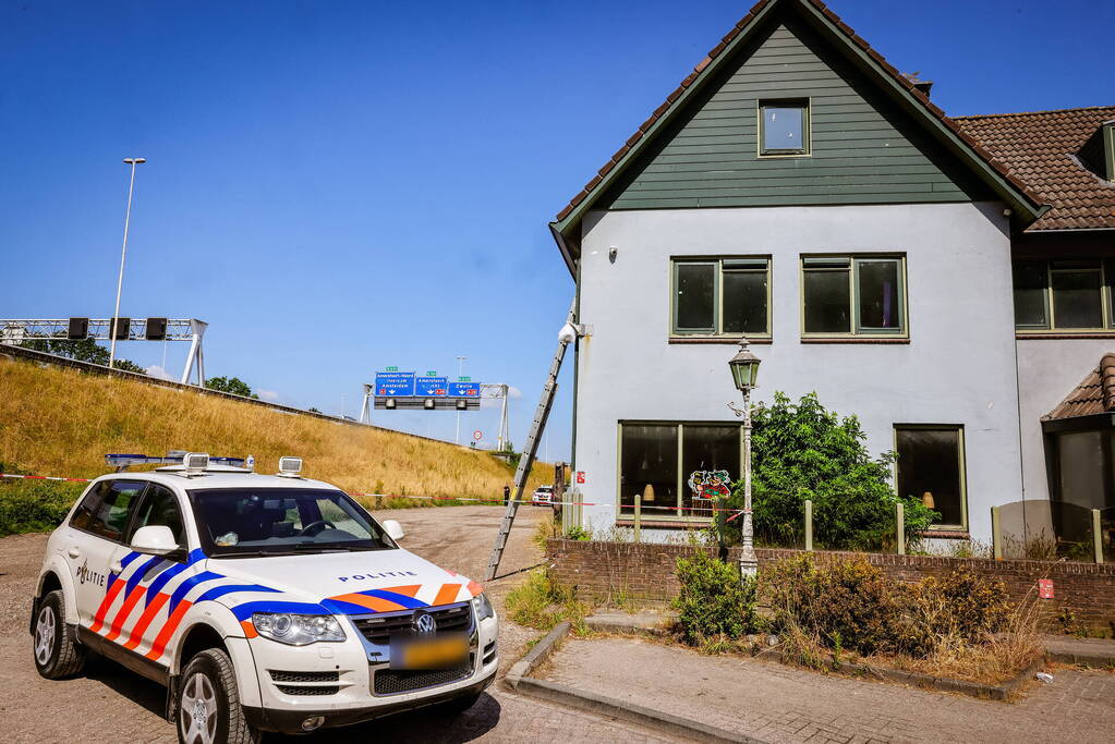 Grote politie-inzet bij coffeeshop 't Klavertje