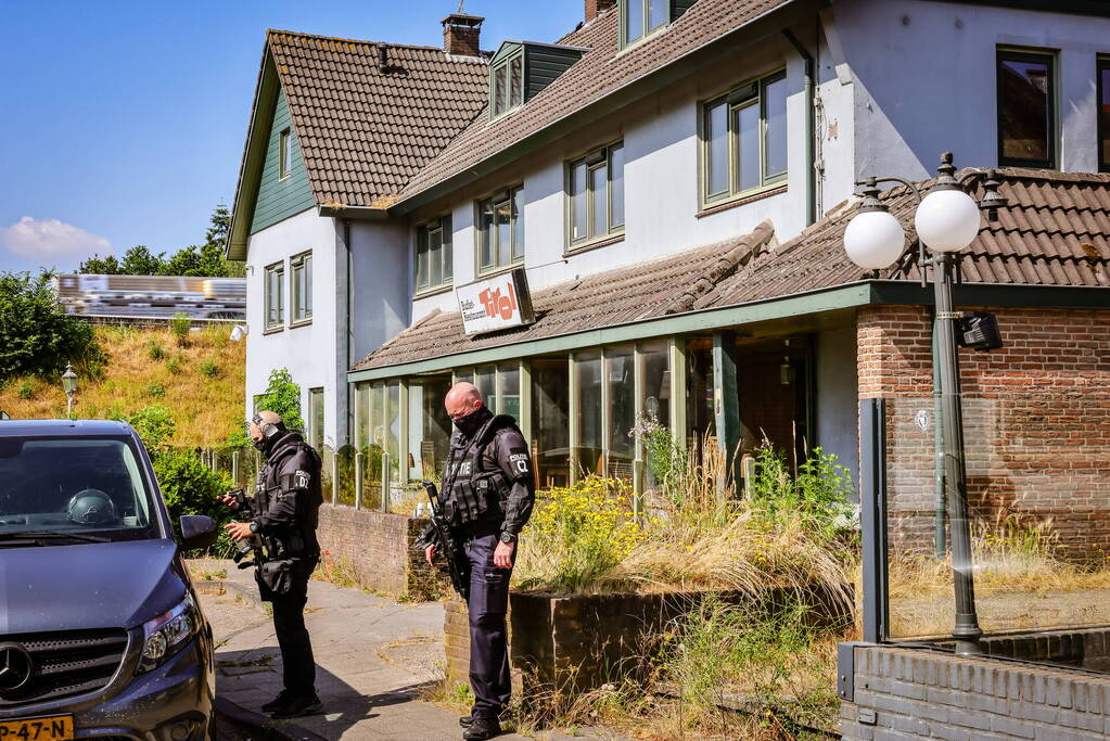 Grote politie-inzet bij coffeeshop 't Klavertje