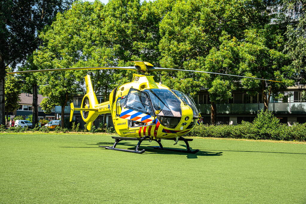 Traumahelikopter landt op grasveld