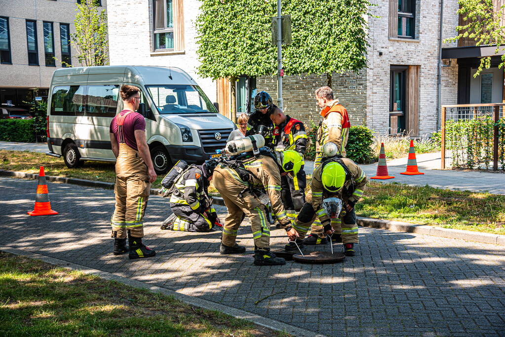 Brandweer spoelt riool na gaslucht