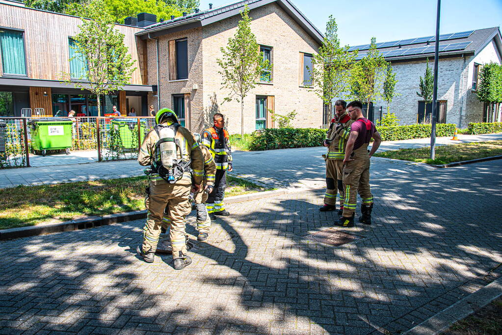 Brandweer spoelt riool na gaslucht