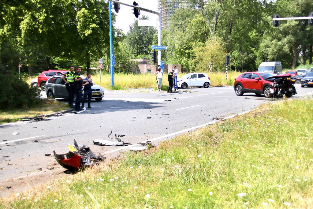 Auto op kop na botsing op kruising