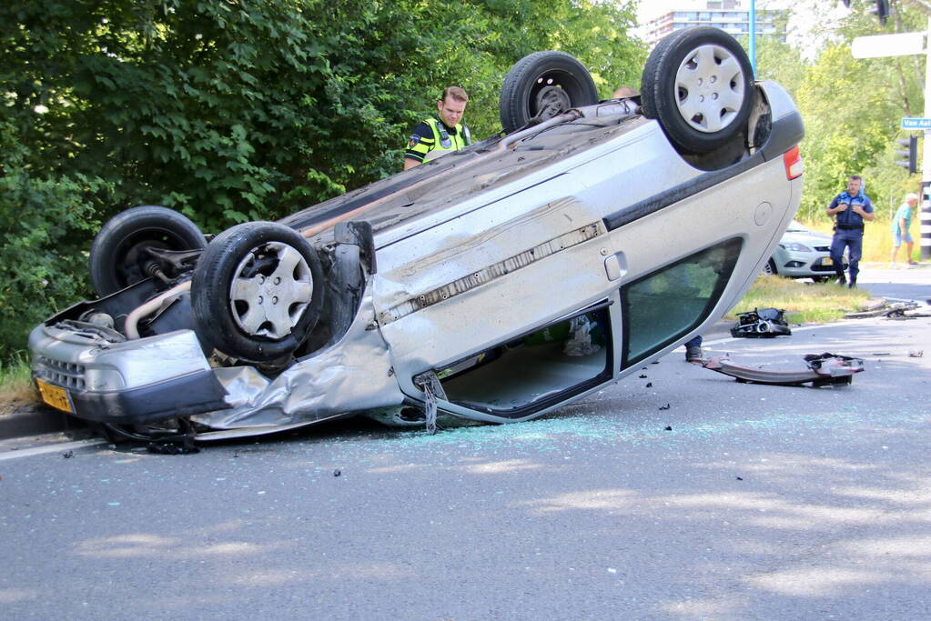 Auto op kop na botsing op kruising