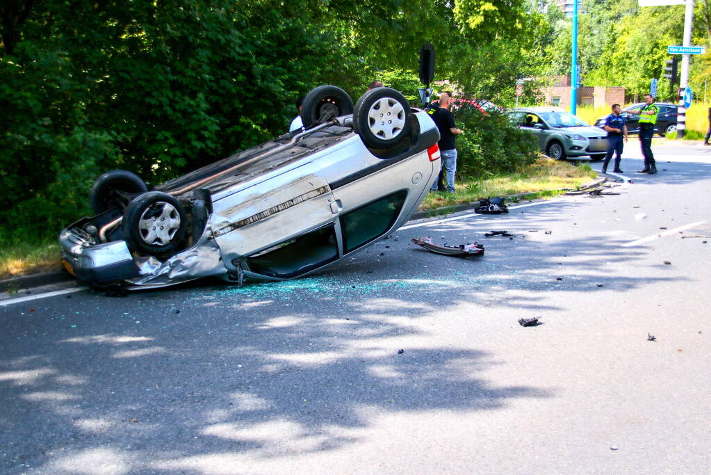 Auto op kop na botsing op kruising