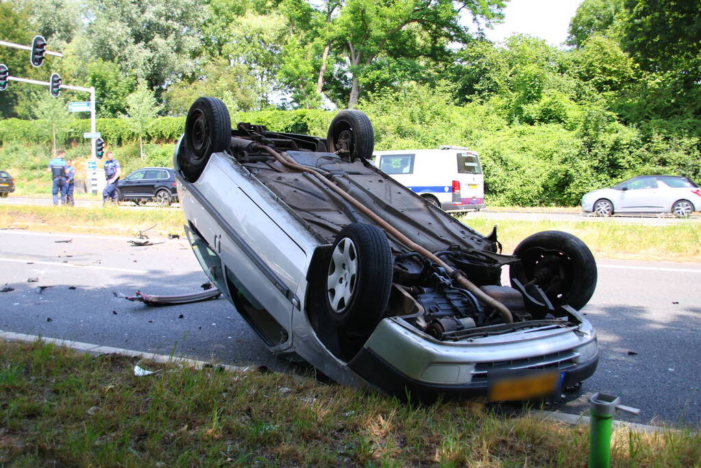 Auto op kop na botsing op kruising