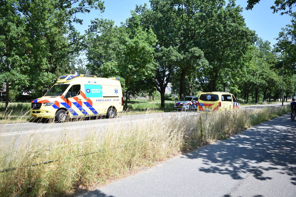 Twee fietsers botsen op fietspad