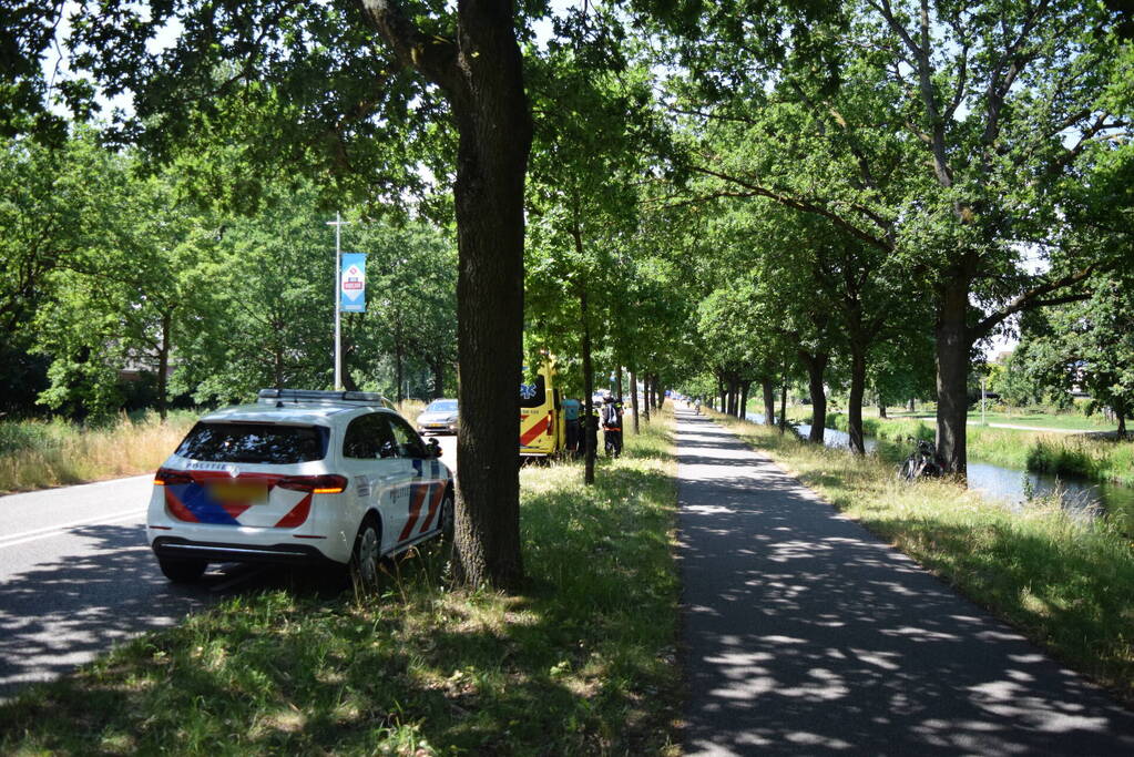 Twee fietsers botsen op fietspad