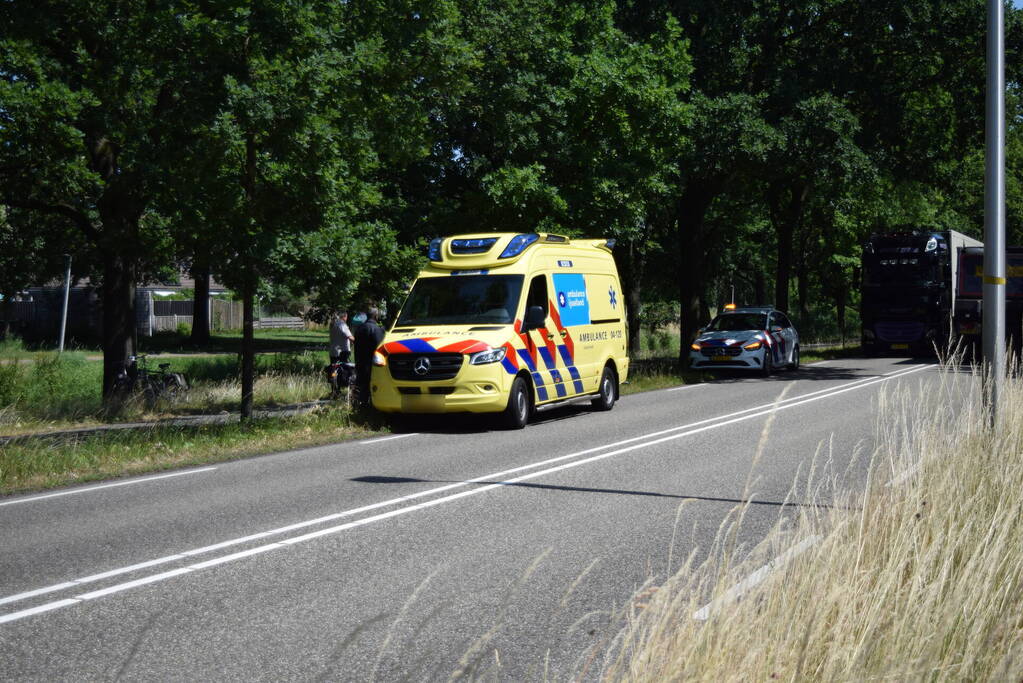 Twee fietsers botsen op fietspad