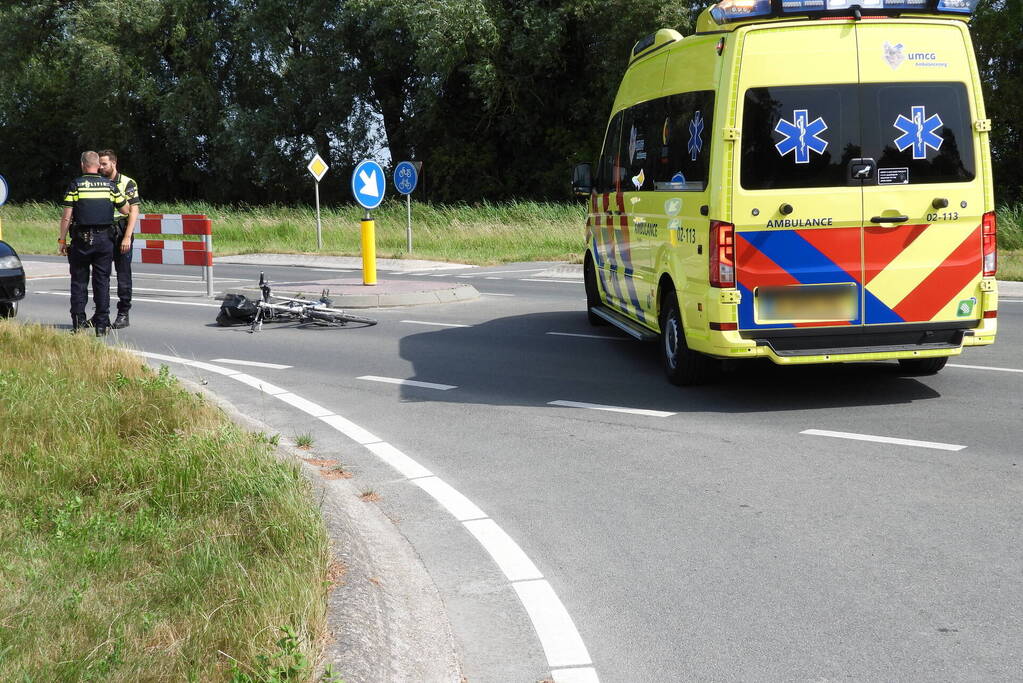 Twee dames op fiets gewond bij botsing