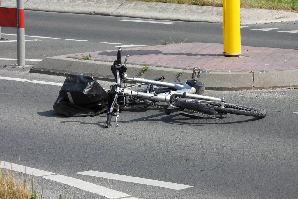 Twee dames op fiets gewond bij botsing