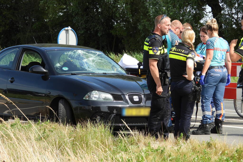 Twee dames op fiets gewond bij botsing