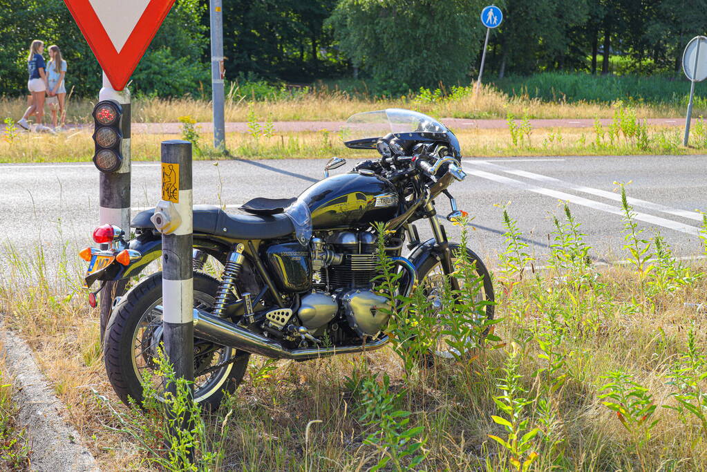 Motorrijder vliegt uit de bocht