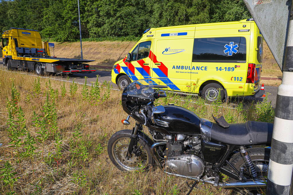 Motorrijder vliegt uit de bocht