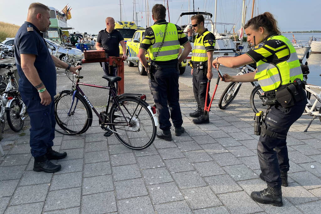 Fietser ernstig gewond bij botsing met paaltje