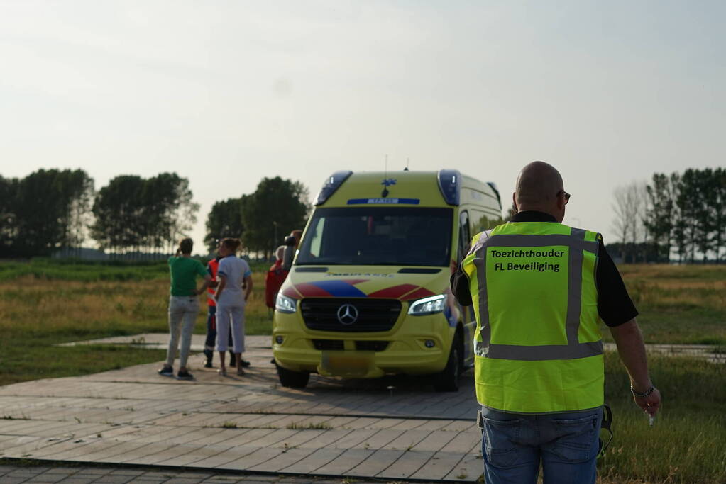 Kustwachthelikopter vervoert patiënt tussen ziekenhuizen