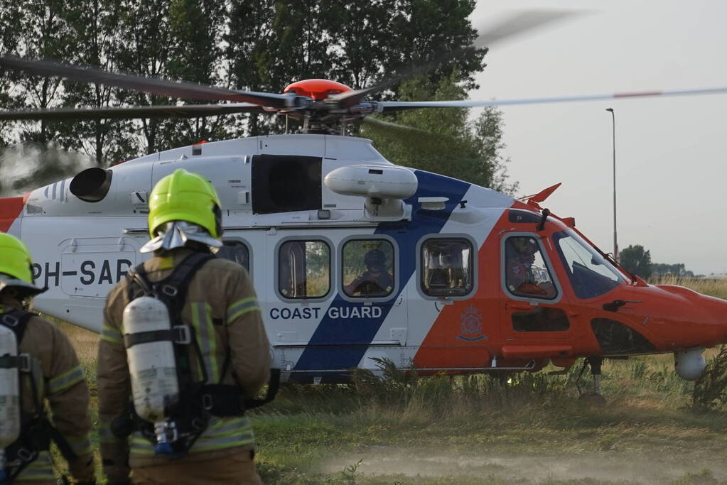 Kustwachthelikopter vervoert patiënt tussen ziekenhuizen