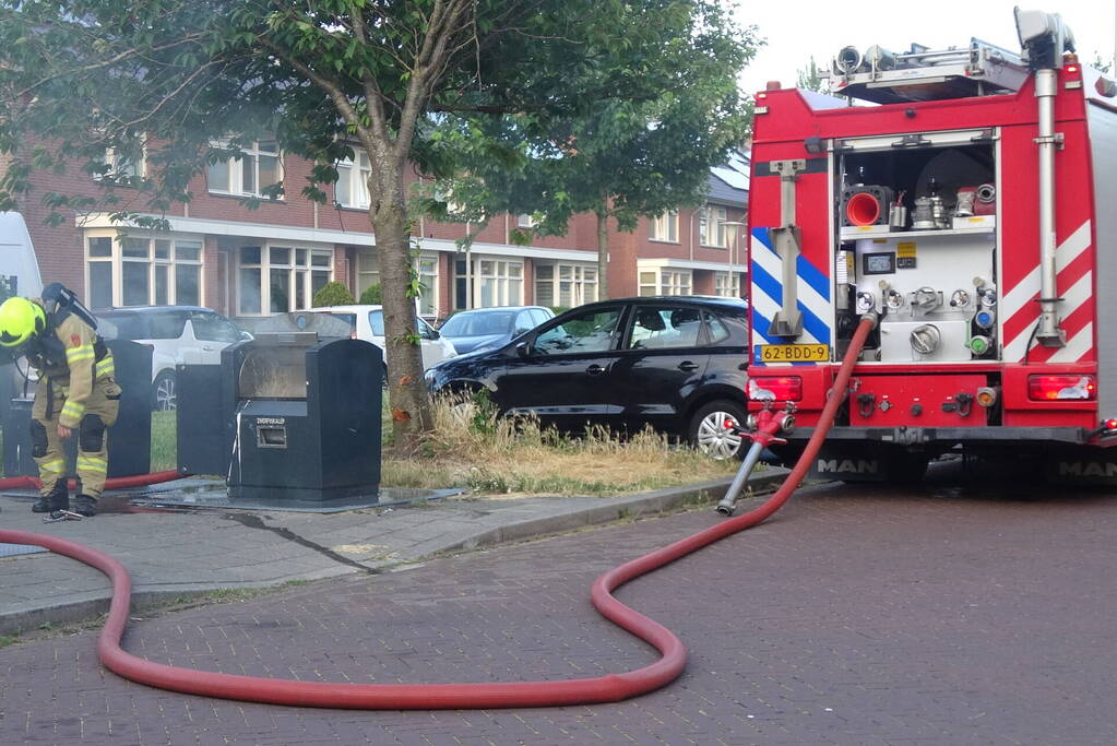 Brand in ondergrondse vuilcontainer