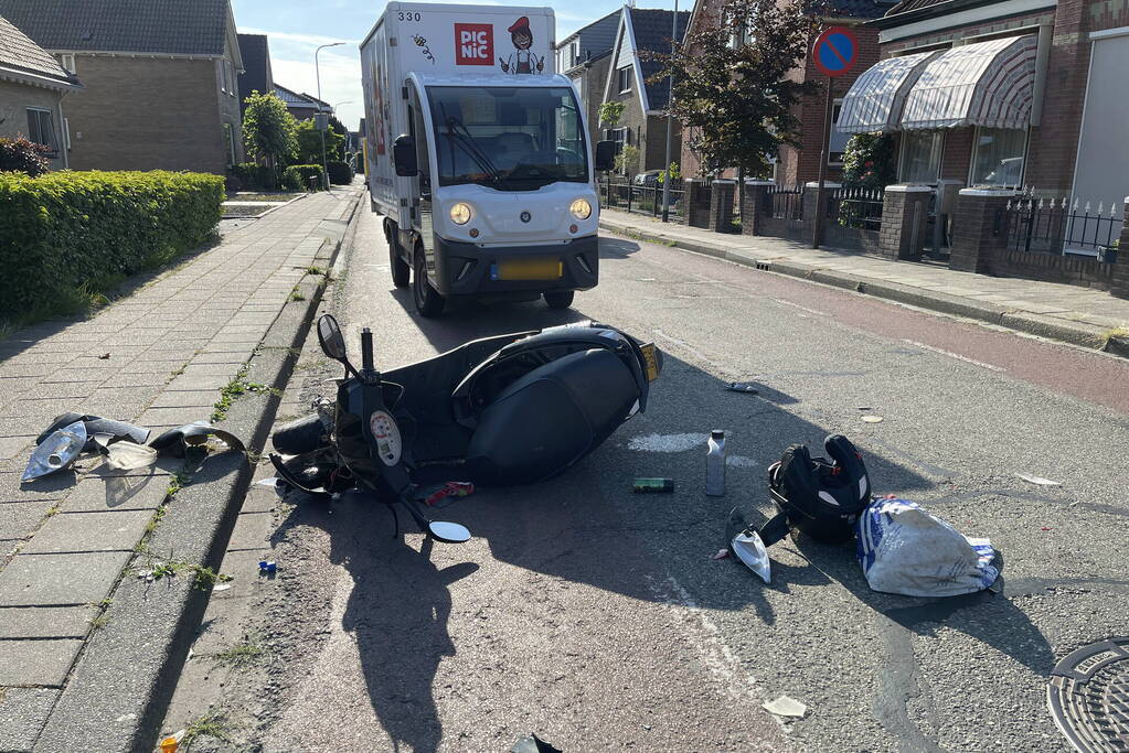 Veel schade na botsing tussen drie voertuigen