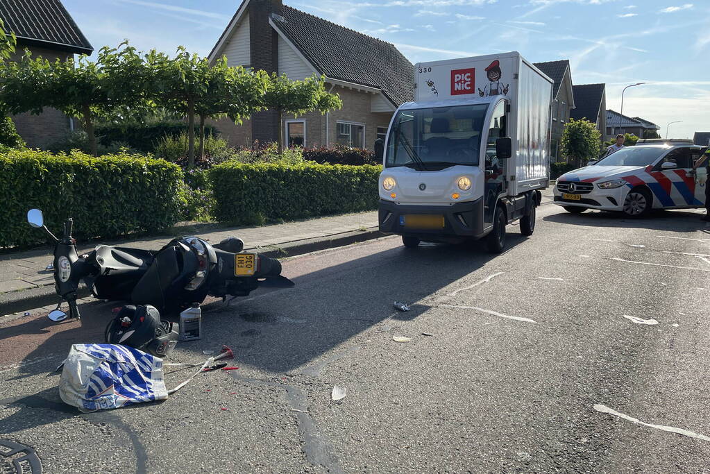 Veel schade na botsing tussen drie voertuigen