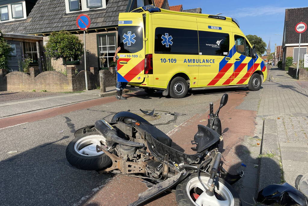 Veel schade na botsing tussen drie voertuigen