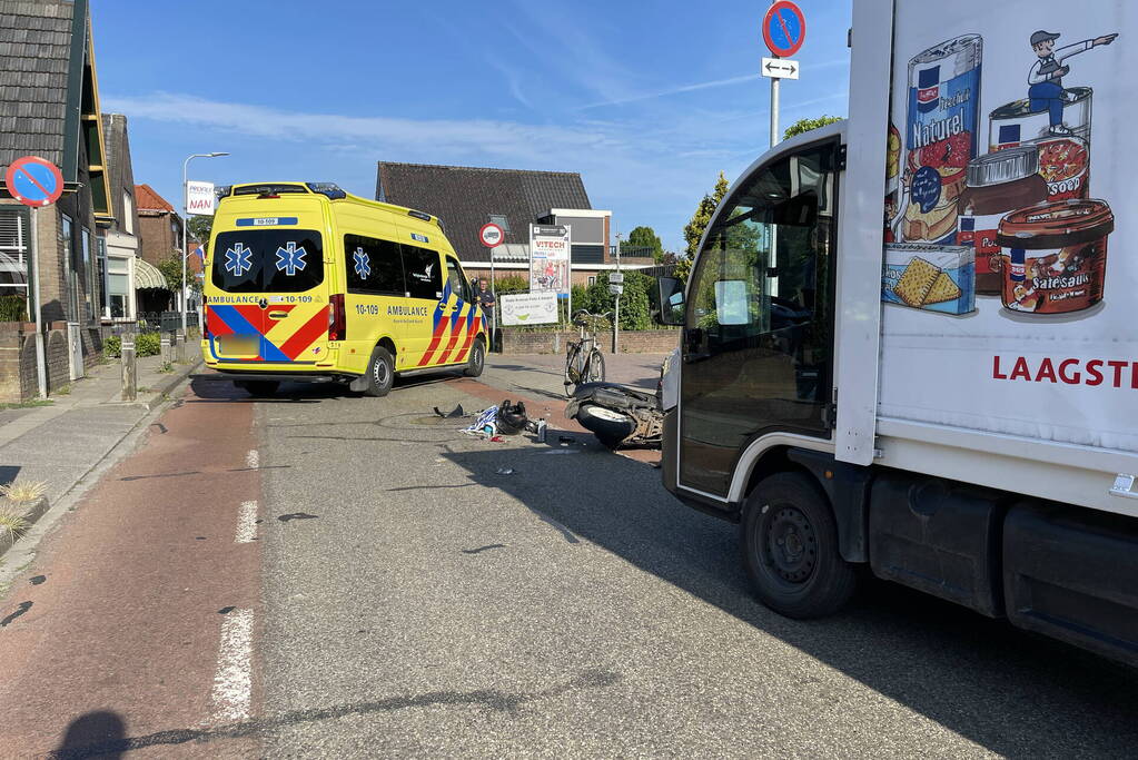 Veel schade na botsing tussen drie voertuigen