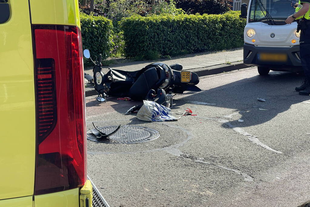 Veel schade na botsing tussen drie voertuigen