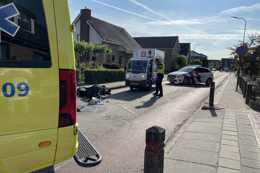 Veel schade na botsing tussen drie voertuigen