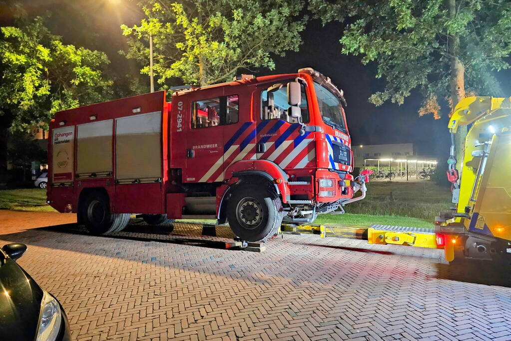 Brandweerwagen afgesleept na defect bij brand